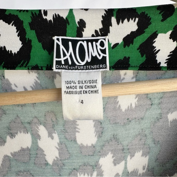 Diane Von Furstenberg Vintage New Julian Dress in Spotted Cat Green, Size 4 - Picture 5 of 7